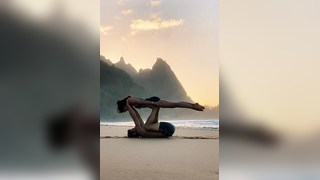 Full trust mode w/ @chelseakauai #AcroYoga #trustfall #sunsetbeach