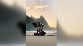Full trust mode w/ @chelseakauai #AcroYoga #trustfall #sunsetbeach