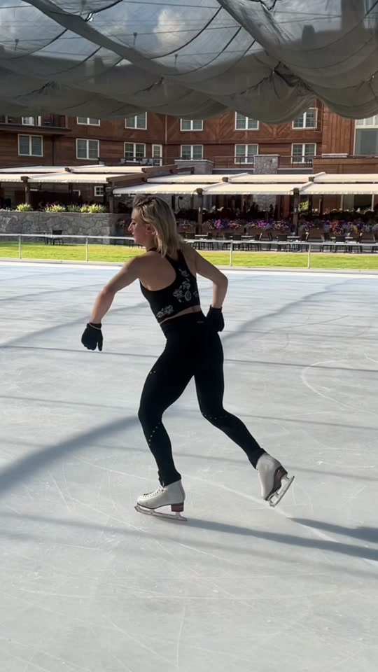 Purrrr‍⬛#Iceskatingtiktok #olympics