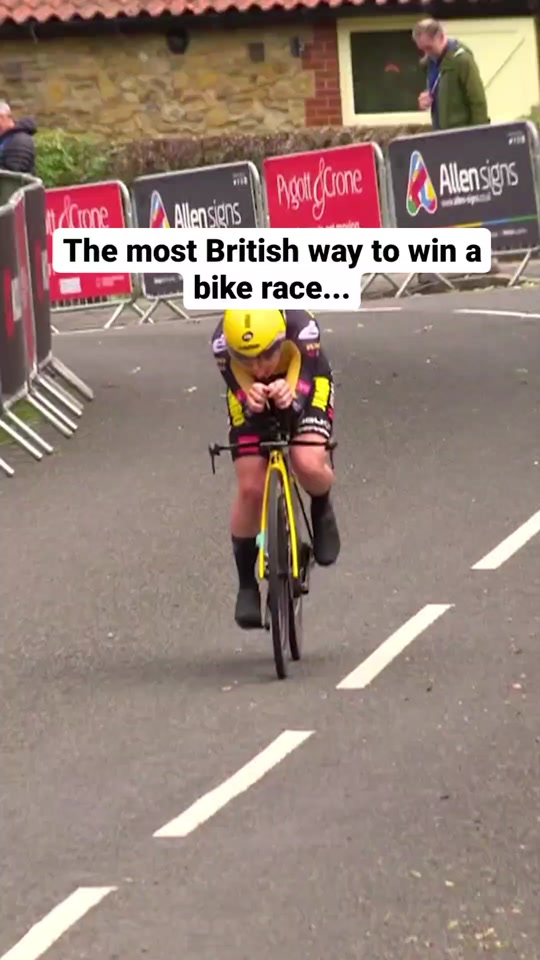 The most random finish to a pro cycling race #britishcycling #pro...