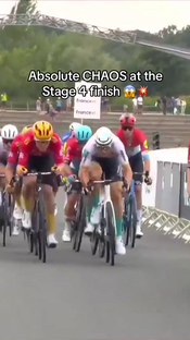 Not one, not two… but THREE crashes in the final 2km #cycling #tdf...