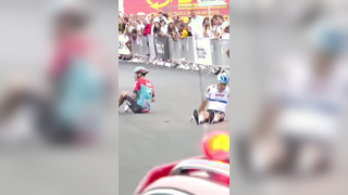 Not one, not two… but THREE crashes in the final 2km #cycling #tdf...