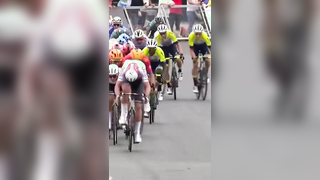 Not one, not two… but THREE crashes in the final 2km #cycling #tdf...