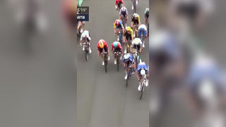 Not one, not two… but THREE crashes in the final 2km #cycling #tdf...