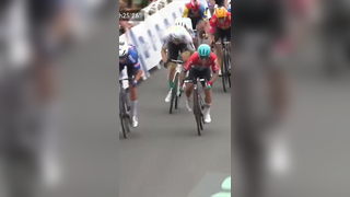 Not one, not two… but THREE crashes in the final 2km #cycling #tdf...