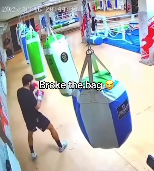 Breaking the GGG bag is crazy work (via arm_011/IG) #boxer #boxingt...