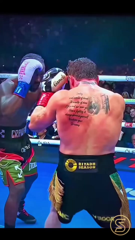 Reflex, speed, and timing… Crawford slips Canelo’s punch and lands a ...