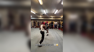 I cant tell the amateur from the pro tbh (h/t lilngb/IG) #boxingto...