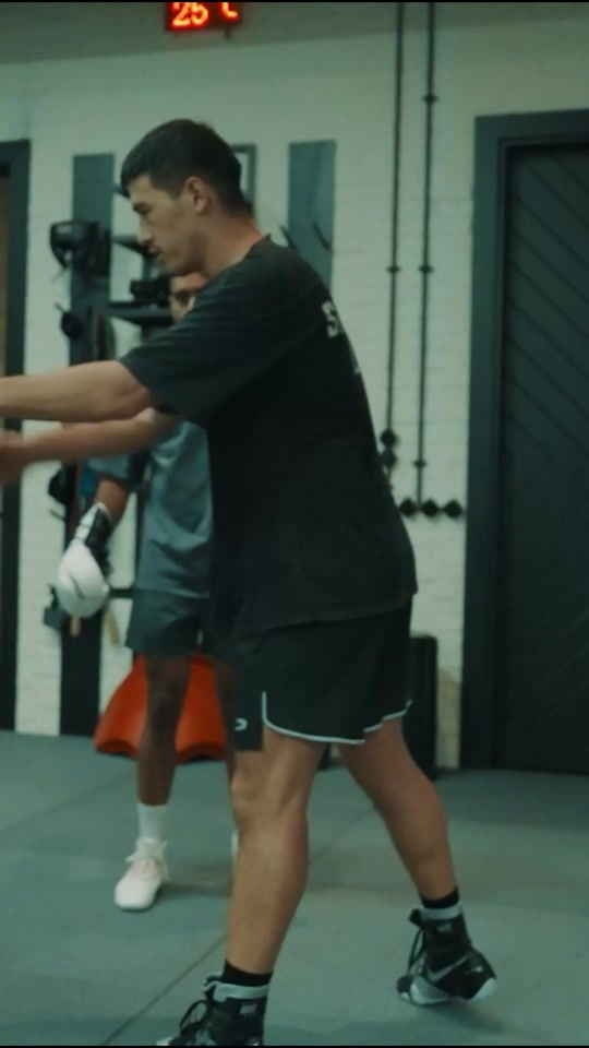 Bivol teaches his Soviet technique @Ben Amanna #boxing #fyp #vir...