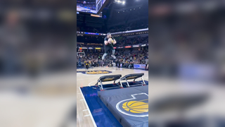 This pass off the trampoline was crazy!! #professional #dunk #nba #at...