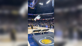 This pass off the trampoline was crazy!! #professional #dunk #nba #at...