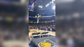 This pass off the trampoline was crazy!! #professional #dunk #nba #at...