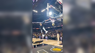 This pass off the trampoline was crazy!! #professional #dunk #nba #at...