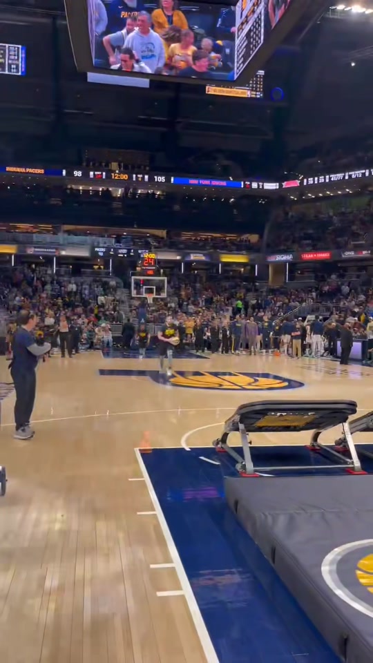 This pass off the trampoline was crazy!! #professional #dunk #nba #at...