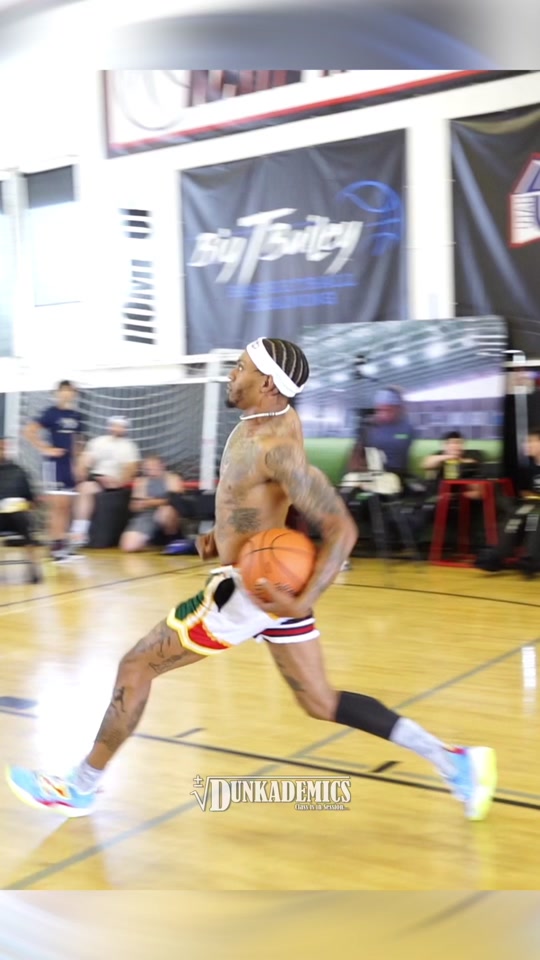 Is @Jordan Southerland the best 1 foot dunker of all time? Let me kno...