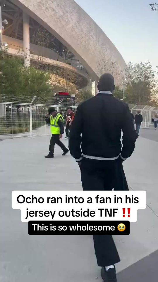 Ocho loves his fans (: ochocinco/X) #bengals #cincinnati #ocho #o...