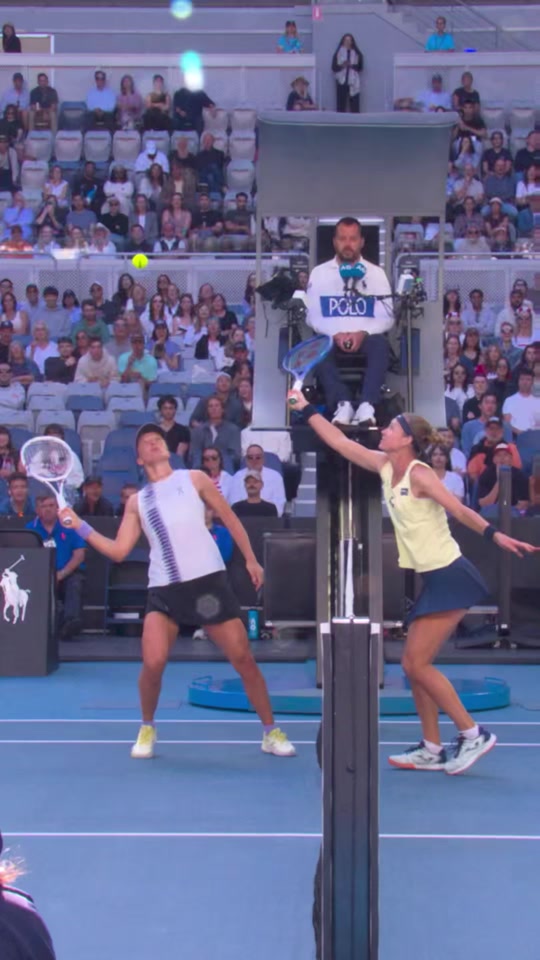 Tennis almost becomes a contact sport #AusOpen #Swiatek #Bouzkova @...