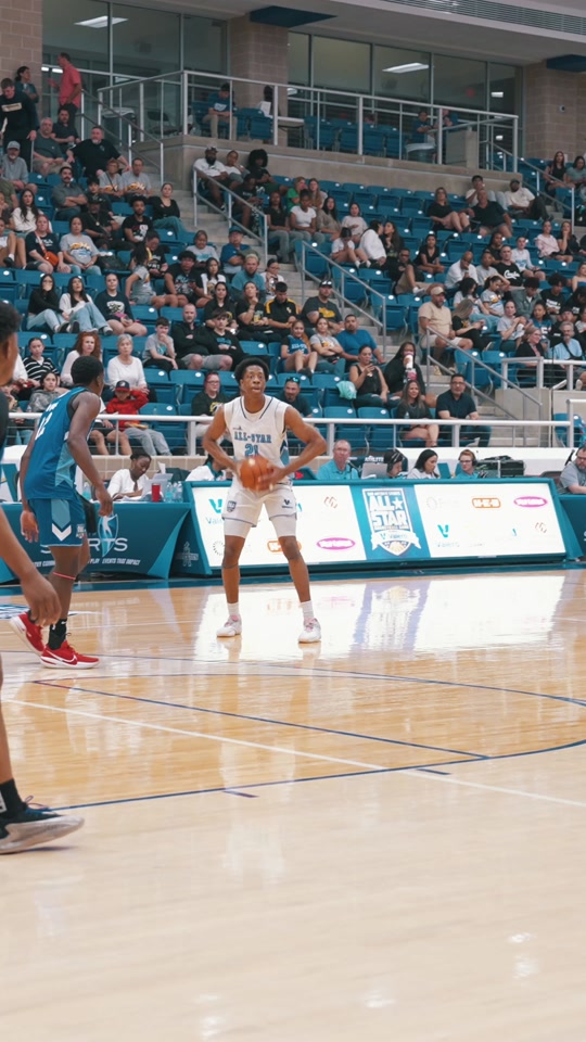 Kingston Flemings Throws Down a Poster in the First Quarter | Brennan High School (San Antonio)